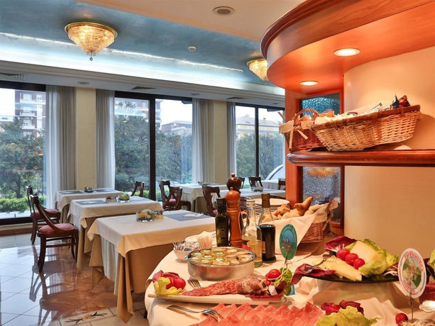 Imagen del bar/restaurante del Hotel Plaza Pescara. Foto 8