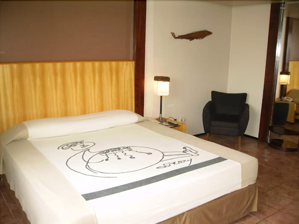 Imagen de la habitación del Hotel Plaza Praia Suites. Foto 11