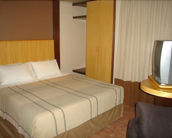 Imagen de la habitación del Hotel Plaza Praia Suites. Foto 12