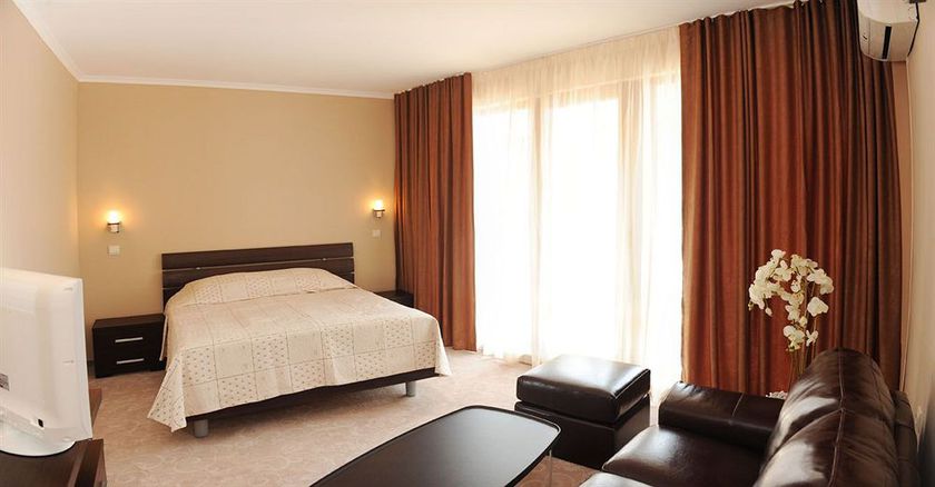 Imagen de la piscina del Hotel Plaza, Ravda. Foto 11