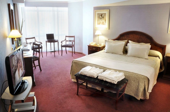 Imagen de la habitación del Hotel Plaza Real Suites. Foto 2