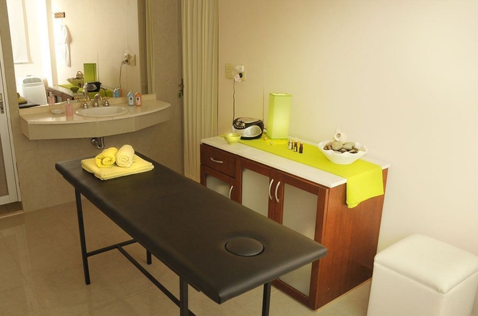 Imagen de la piscina del Hotel Plaza Real Suites. Foto 7