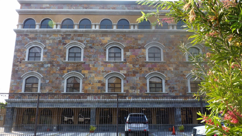 Imagen de los exteriores del Hotel Plaza Real Suites and Apartments. Foto 11