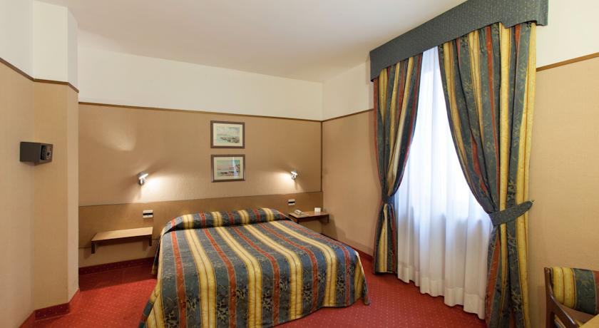 Imagen general del Hotel Plaza, San Martino Siccomario. Foto 1