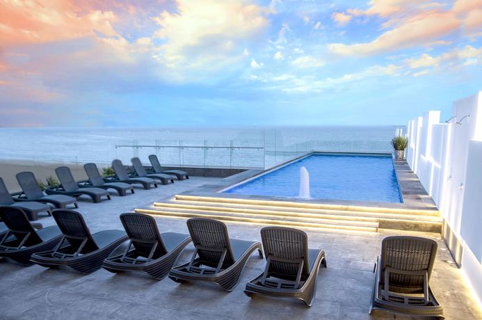Imagen de la piscina del Hotel Plaza Sol. Foto 14