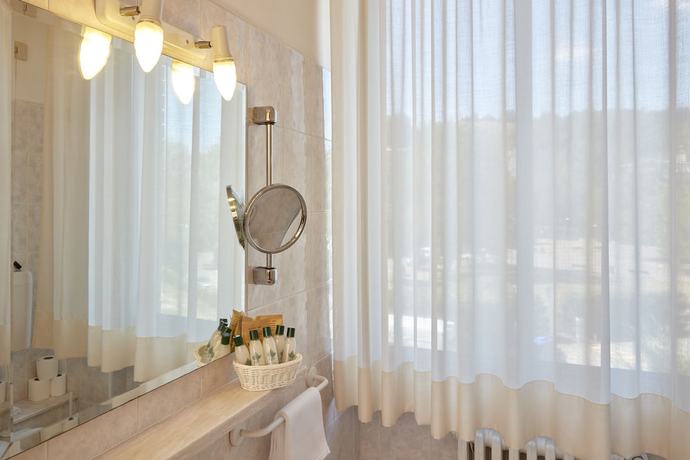Imagen de la habitación del Hotel Plaza Tabiano. Foto 9