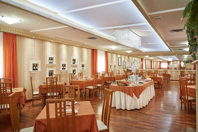 Imagen del bar/restaurante del Hotel Plaza Tabiano. Foto 4