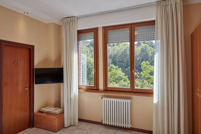 Imagen de la habitación del Hotel Plaza Tabiano. Foto 12
