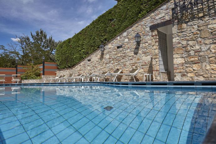 Imagen de la piscina del Hotel Plaza Tabiano. Foto 18