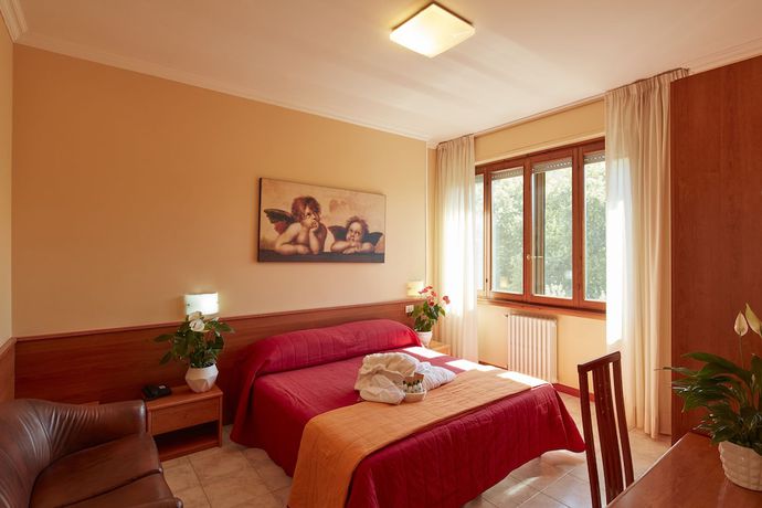 Imagen de la habitación del Hotel Plaza Tabiano. Foto 14