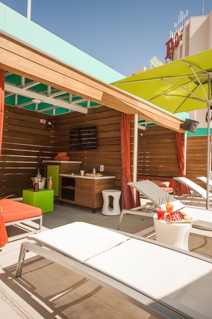 Imagen de la piscina del Hotel Plaza and Casino. Foto 18