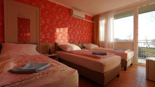 Imagen de la habitación del Hotel Plazs Si&oacute;fok. Foto 19