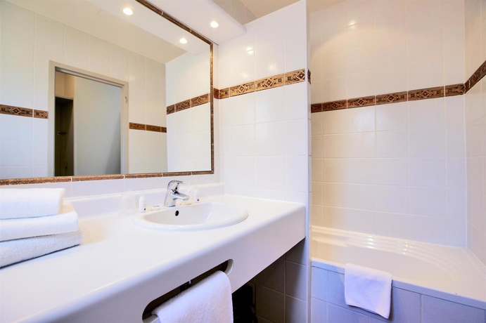 Imagen de la habitación del Hotel Plazza, Nimes. Foto 8