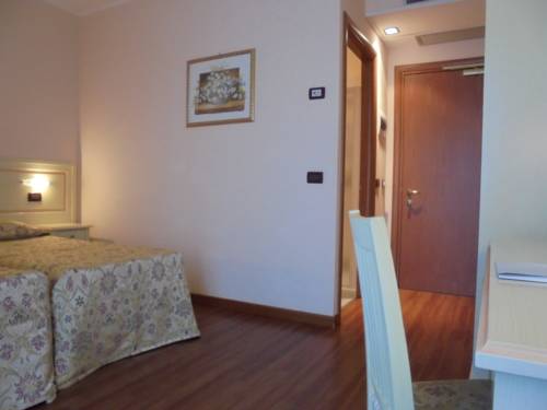 Imagen general del Hotel Plazza, Porcari. Foto 1