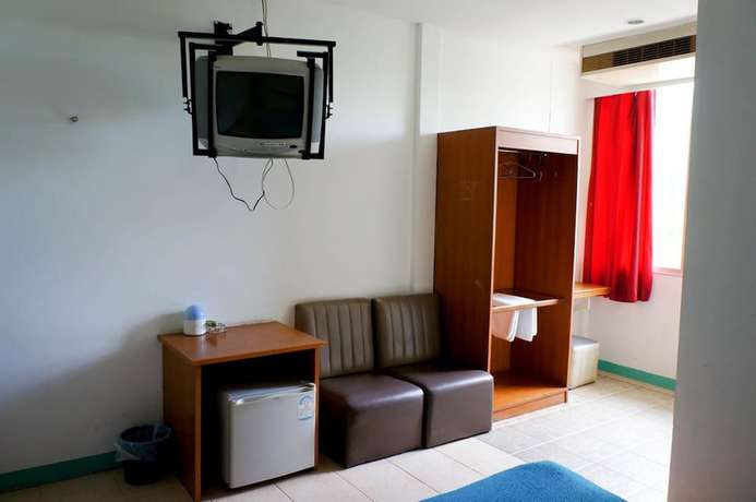 Imagen de la habitación del Hotel Plernpetch, Surat Thani. Foto 8