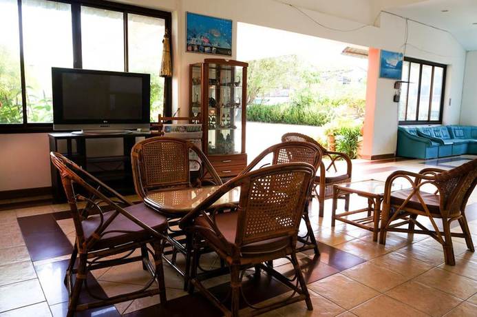 Imagen de los interiores del Hotel Plernpetch, Surat Thani. Foto 13