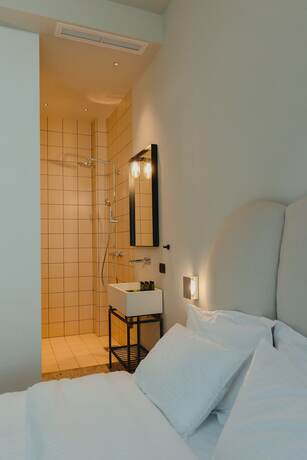 Imagen de la habitación del Hotel PlexiSpace. Foto 15