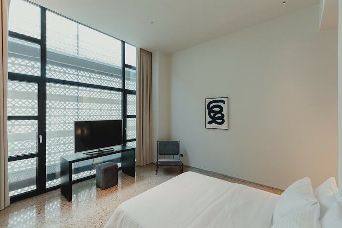 Imagen de la habitación del Hotel PlexiSpace. Foto 19