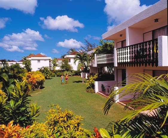 Imagen de la piscina del Hotel Plum Tree Club. Foto 9