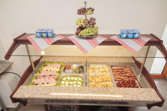 Imagen del bar/restaurante del Hotel Plus, Craiova. Foto 3