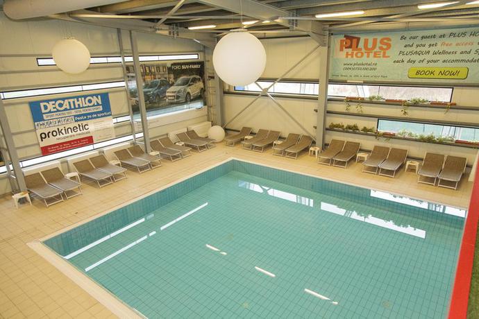 Imagen de la piscina del Hotel Plus, Craiova. Foto 8