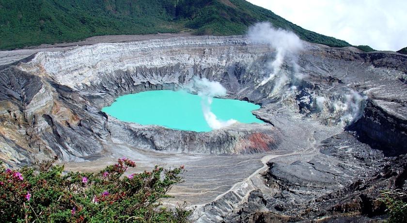 Imagen de los exteriores del Hotel Poas Lodge. Foto 11