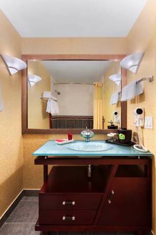 Imagen de la habitación del Hotel Poco Inn and Suites and Conference Centre. Foto 10