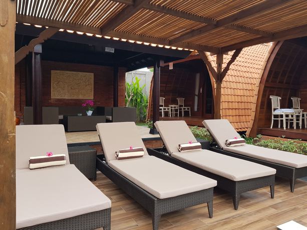 Imagen de la piscina del Hotel Poedja Villa Jimbaran. Foto 19