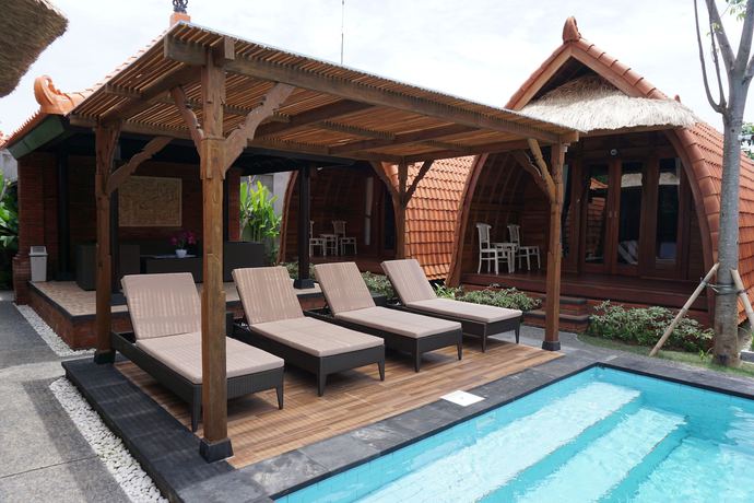 Imagen de la piscina del Hotel Poedja Villa Jimbaran. Foto 20