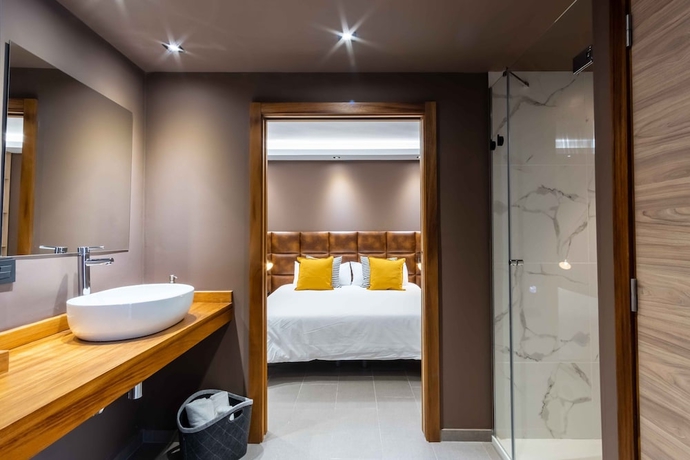 Imagen de la habitación del Hotel Poem Suites. Foto 15