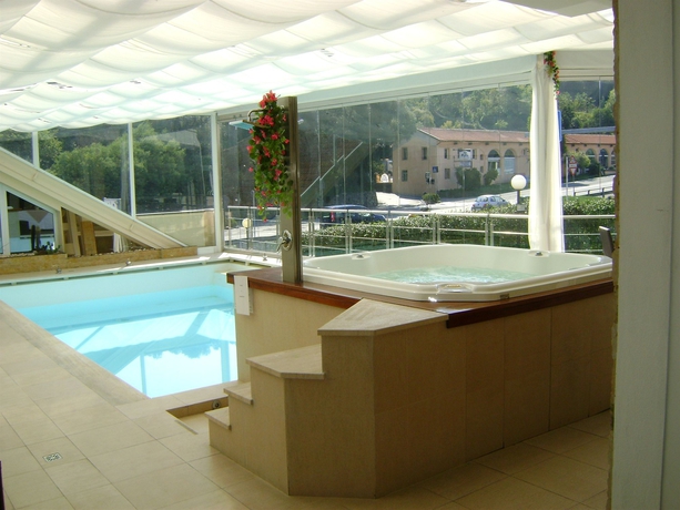Imagen de la piscina del Hotel Poggio. Foto 16