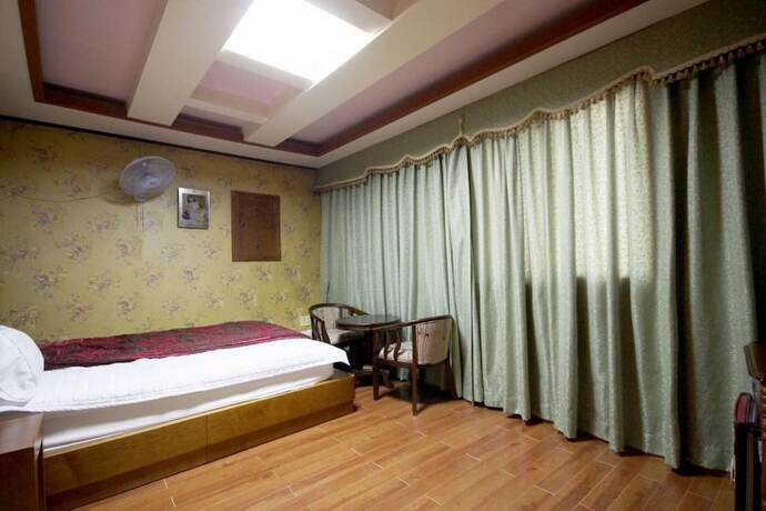 Imagen de la habitación del Hotel Pohang Jukdodong Sky Hill. Foto 9