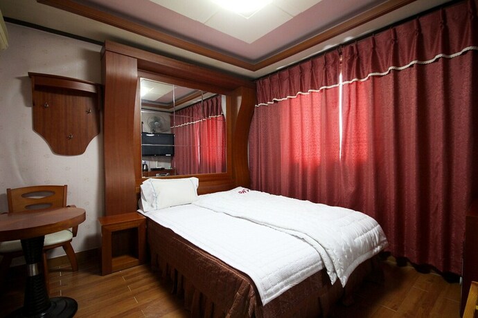 Imagen de la habitación del Hotel Pohang Jukdodong Sky Hill. Foto 12