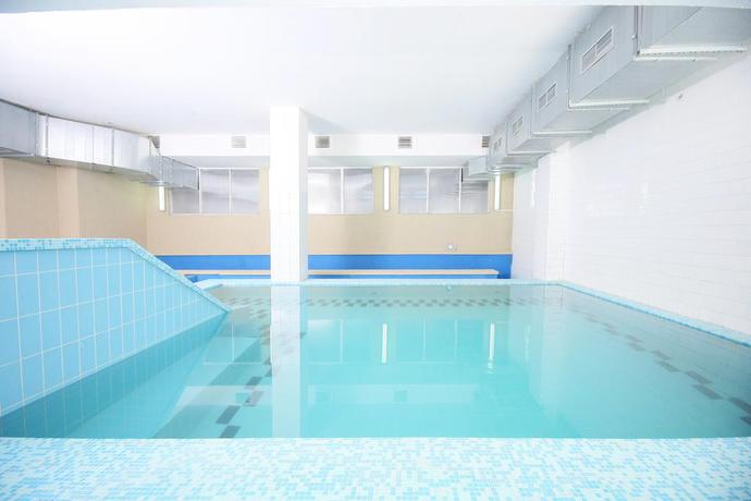 Imagen de la piscina del Hotel Poienita. Foto 14