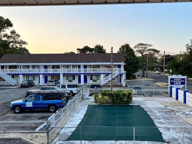 Imagen de la piscina del Hotel Point Pleasant Inn. Foto 16