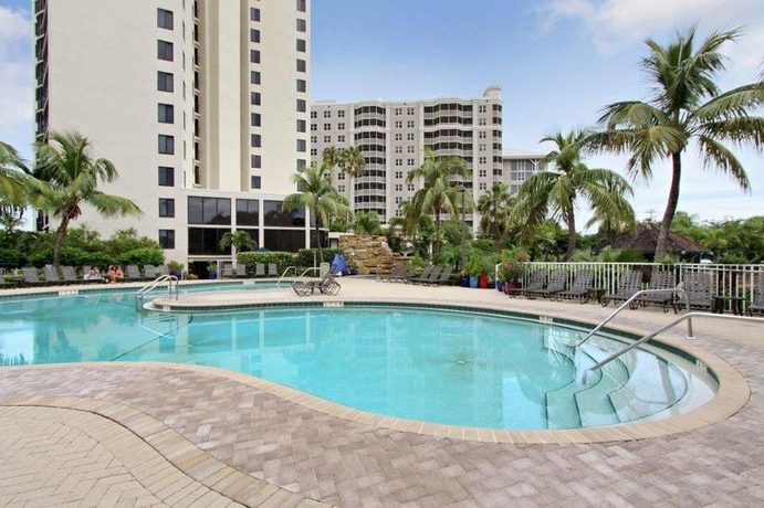 Imagen de la piscina del Hotel Pointe Estero. Foto 11