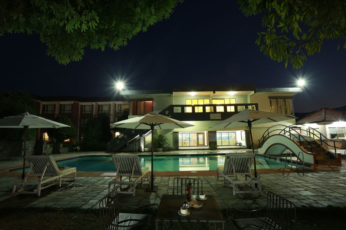 Imagen de la piscina del Hotel Pokhara Grande. Foto 15