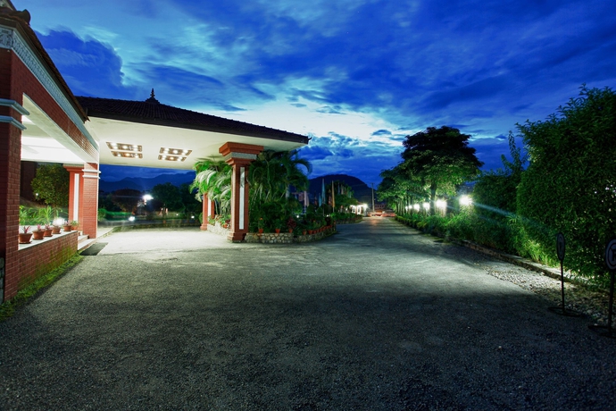 Imagen de los exteriores del Hotel Pokhara Grande. Foto 9