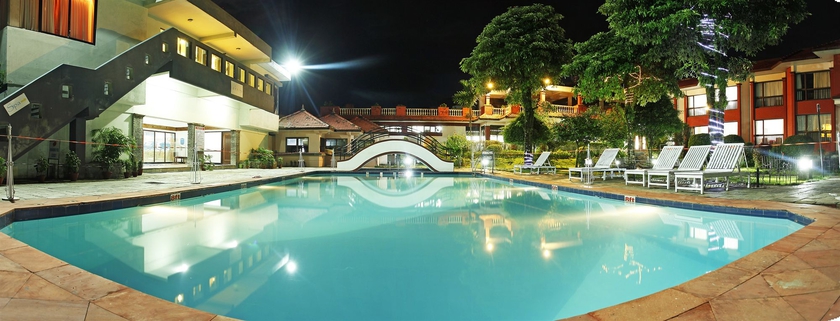 Imagen de la piscina del Hotel Pokhara Grande. Foto 16