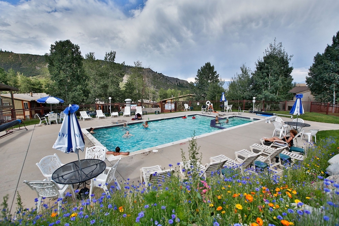 Imagen de la piscina del Hotel Pokolodi Lodge. Foto 12