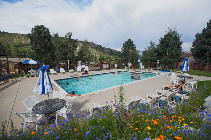 Imagen de la piscina del Hotel Pokolodi Lodge. Foto 15