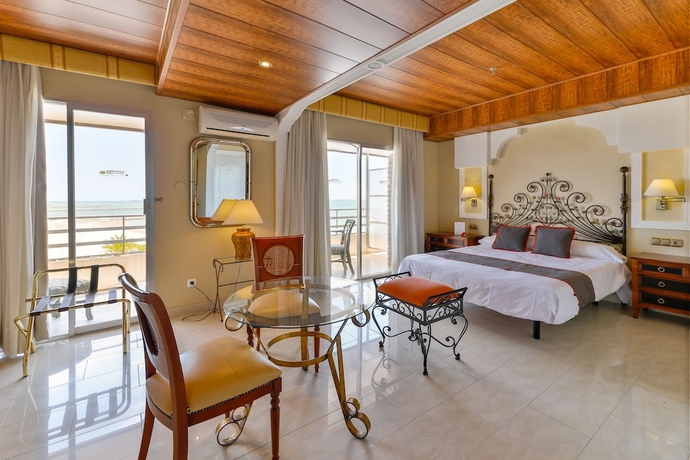 Imagen de la habitación del Hotel Polamar. Foto 13