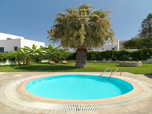 Imagen de la piscina del Hotel Polos. Foto 8