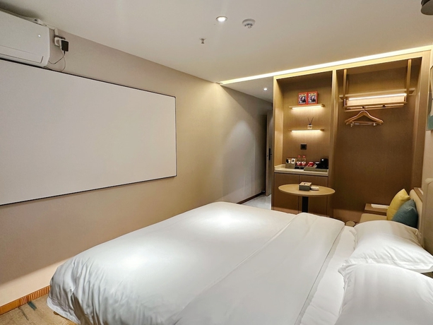 Imagen de la habitación del Hotel Poltton International. Foto 12