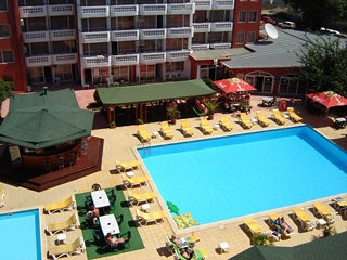 Imagen de la piscina del Hotel Polyusi. Foto 4
