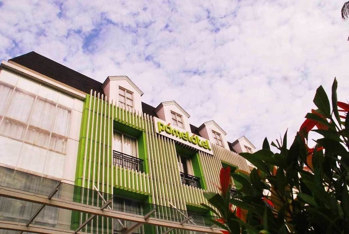 Imagen de los exteriores del Hotel Pomelotel Patra Kuningan Jakarta. Foto 10