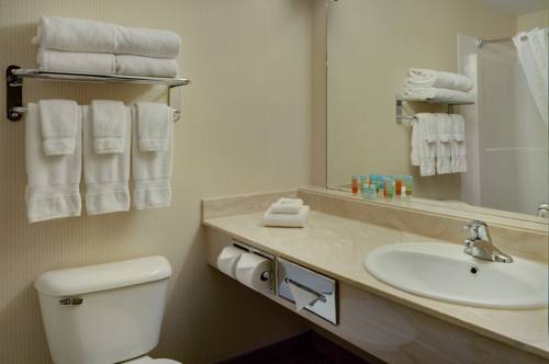 Imagen de la habitación del Hotel Pomeroy Inn and Suites Chetwynd. Foto 7