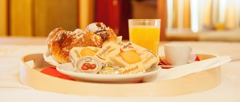 Imagen de la habitación del Hotel Pomezia. Foto 5