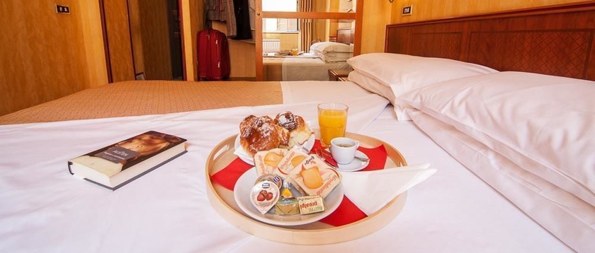 Imagen de la habitación del Hotel Pomezia. Foto 8