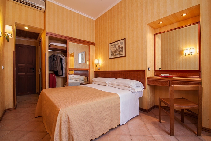 Imagen de la habitación del Hotel Pomezia. Foto 10